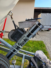 Laden Sie das Bild in den Galerie-Viewer, Premium Edelstahl-Bootshalterung nach Maß – Komplettset inkl. 12V E-Seilwinde &amp; Power-Akku