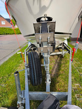 Laden Sie das Bild in den Galerie-Viewer, Premium Edelstahl-Bootshalterung nach Maß – Komplettset inkl. 12V E-Seilwinde &amp; Power-Akku